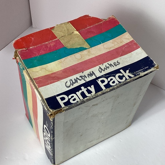 Ingrid LTD Chicago Plate Cup Party Pack Set Vintage Plastic Party Picnic Ware - Picture 15 of 16